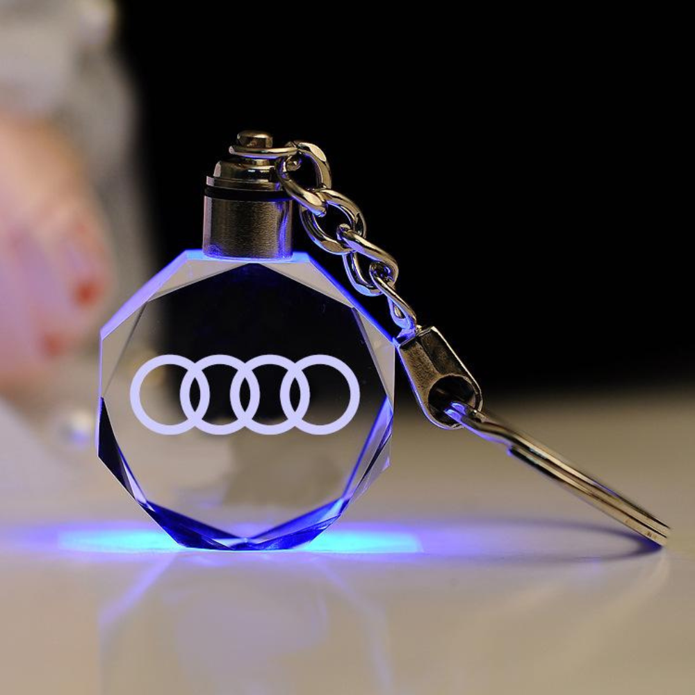Llavero con logotipo automovilístico en 3D de cristal