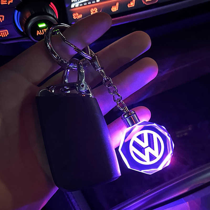 Llavero con logotipo automovilístico en 3D de cristal